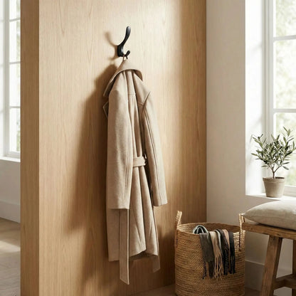 Crochets muraux alliage de zinc elegant moderne utilisés pour accrocher manteau dans une entrée chaleureuse avec panier en osier
