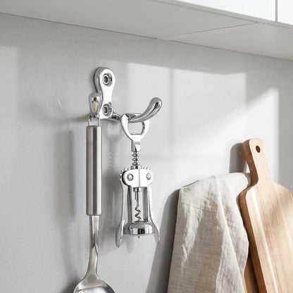 Crochets muraux adhésifs en aluminium, style moderne et épuré, idéals pour suspendre accessoires de cuisine.