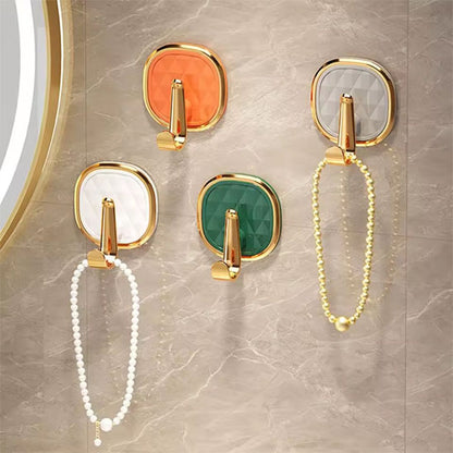 crochets muraux en forme de diamant avec des colliers