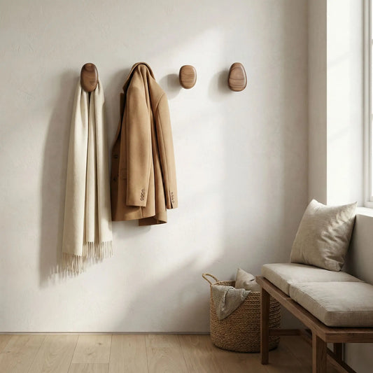 Crochets muraux noyer avec veste et écharpe