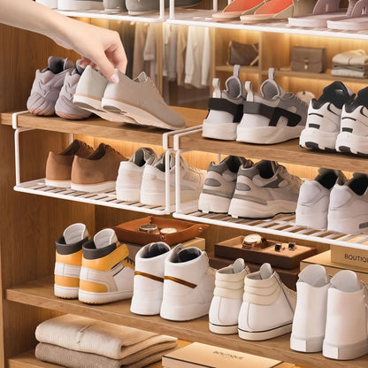 Etagere a chaussures suspendue ShoeHook blanche pour optimiser l’espace de l’entrée