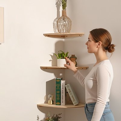 Etagere angle murale avec accessoires