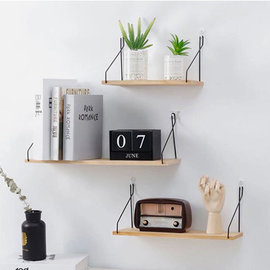 Etagere bois​ superposées sur le mur