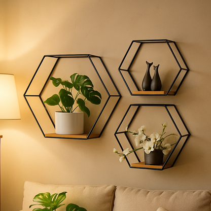 Etagere hexagonale bois métal dans un salon
