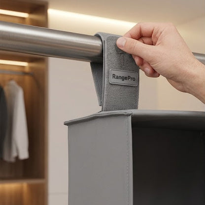 Zoom sur le système de fixation Velcro haute résistance du portant pour chaussures RangePro suspendu à une barre de penderie.