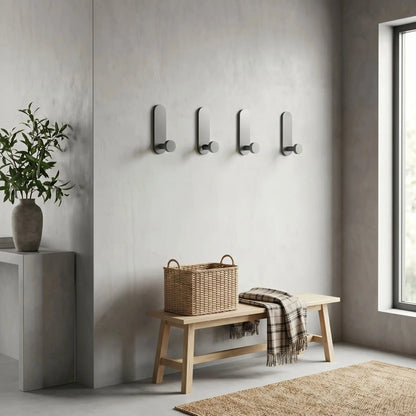 Crochet mural sans percage acier inoxydable gris aligné au-dessus d’un banc dans une entrée scandinave bien rangée Lot de 4 