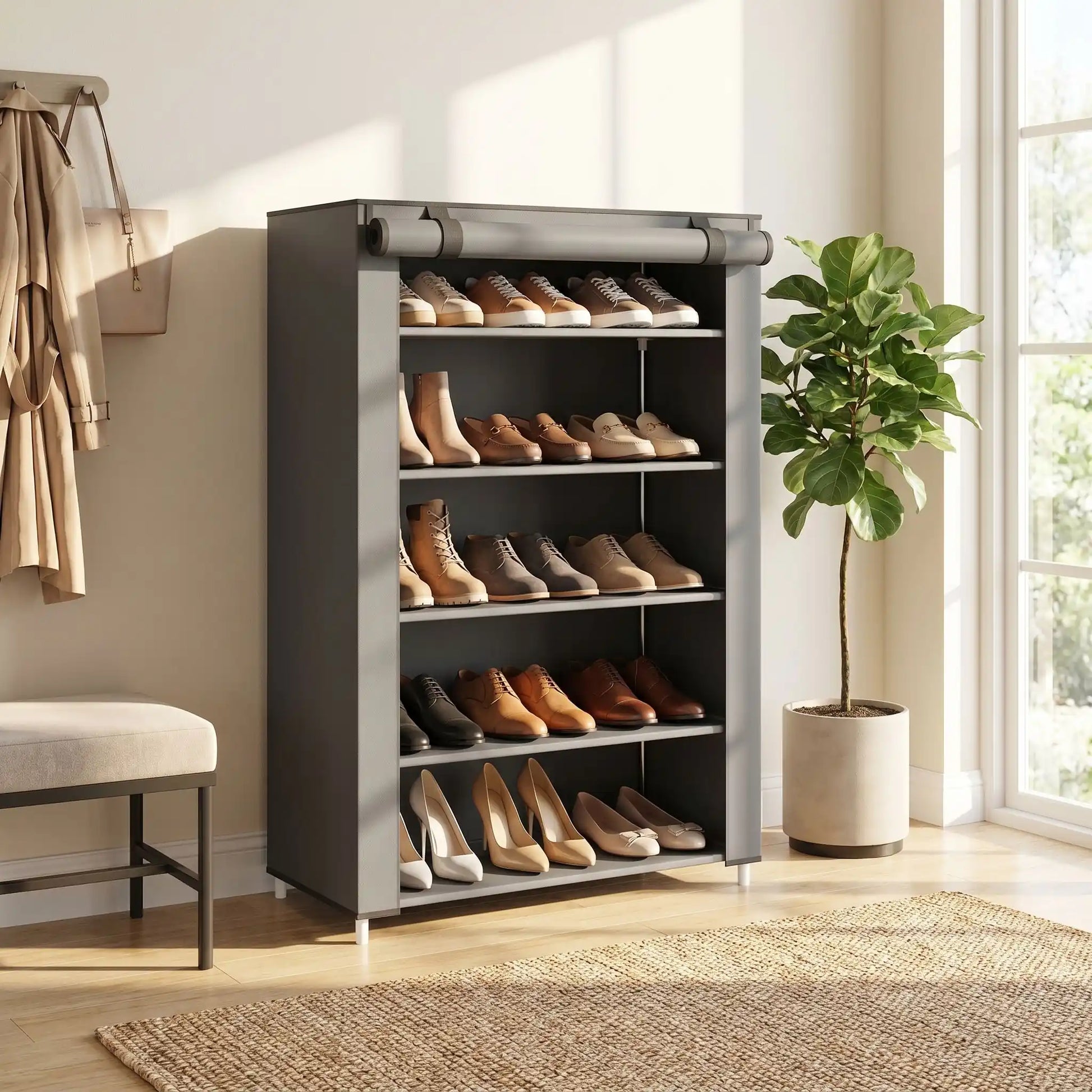 Meuble à chaussures gris 6 niveaux avec rideau relevé et 15 paires de chaussures, structure compacte pour entrée moderne - Rangement Signature