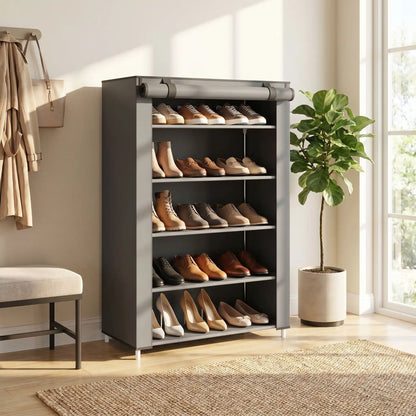 Meuble à chaussures gris 6 niveaux avec rideau relevé et 15 paires de chaussures, structure compacte pour entrée moderne - Rangement Signature