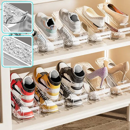 Étagère de dressing organisée avec des supports en acrylique pour baskets de collection et chaussures à talons hauts.