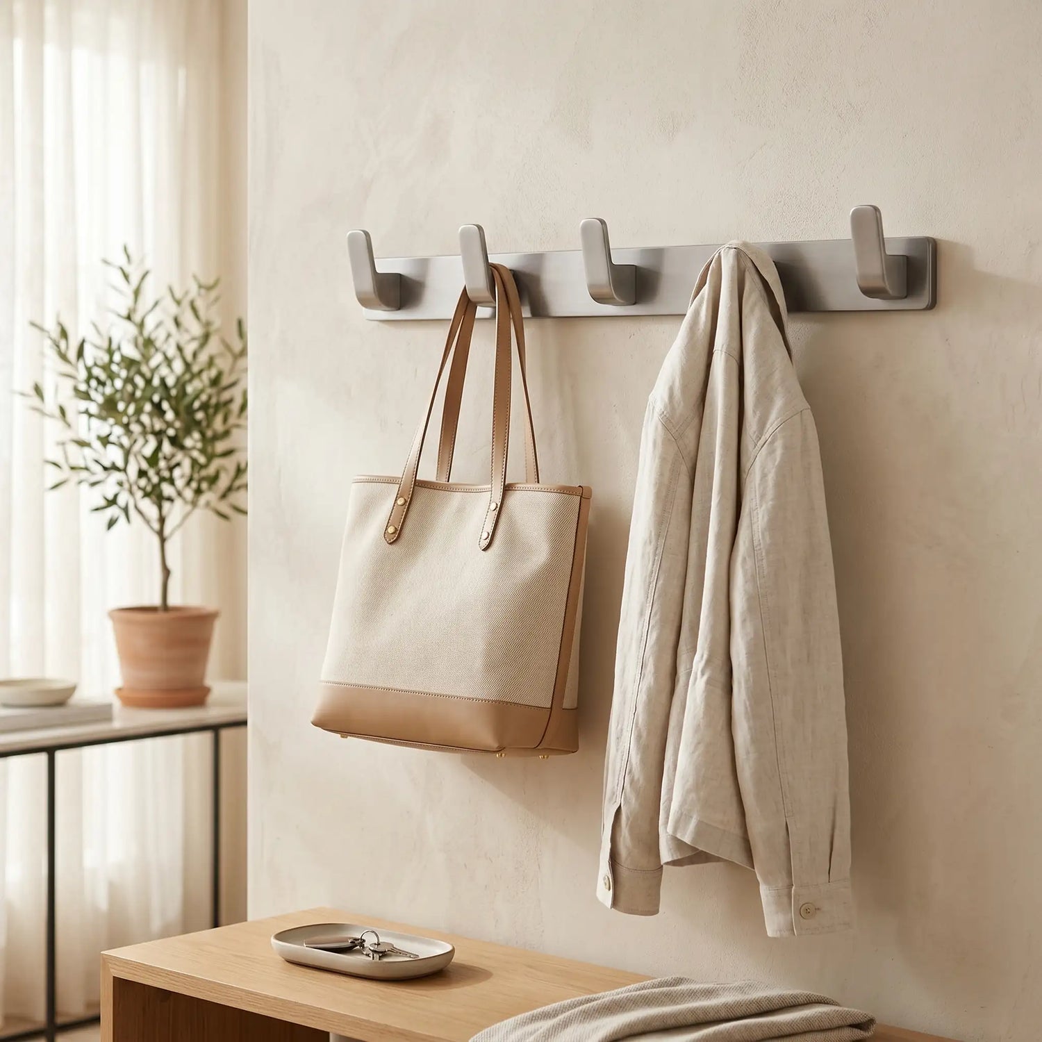 Pack entrée minimaliste incluant organisateur de chaussures extensible, porte-manteau mural Alumure en aluminium et porte-clés design dans une entrée moderne