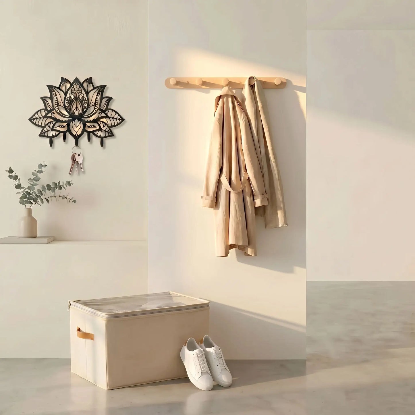 Image de couverture du Pack Signature Zen d'Entrée montrant le porte-clé Lotus noir, le porte-manteau scandinave en bois de hêtre et le meuble à chaussures ShoeBox beige avec son couvercle transparent.