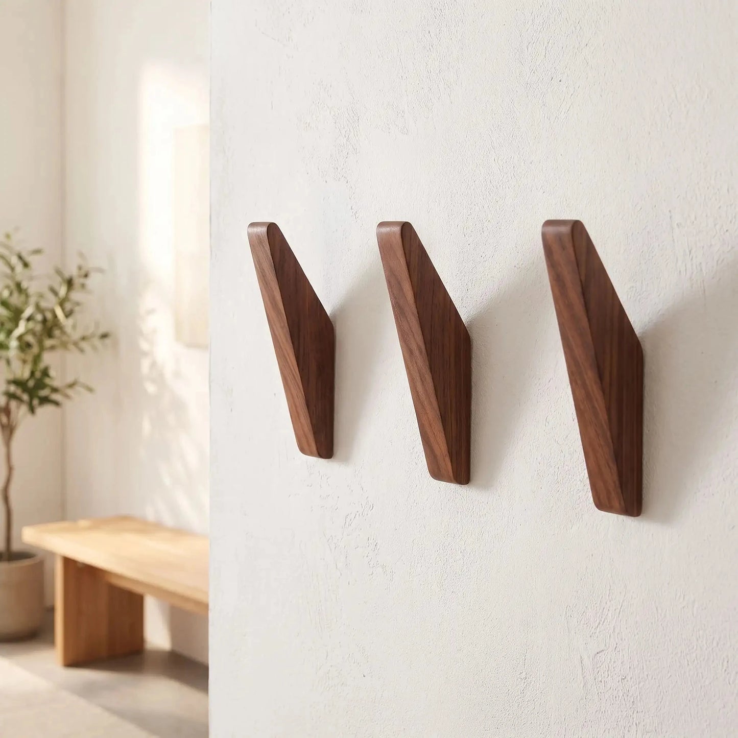 lot de 3 patères bois angulaires en noyer noir pour organiser manteaux et accessoires