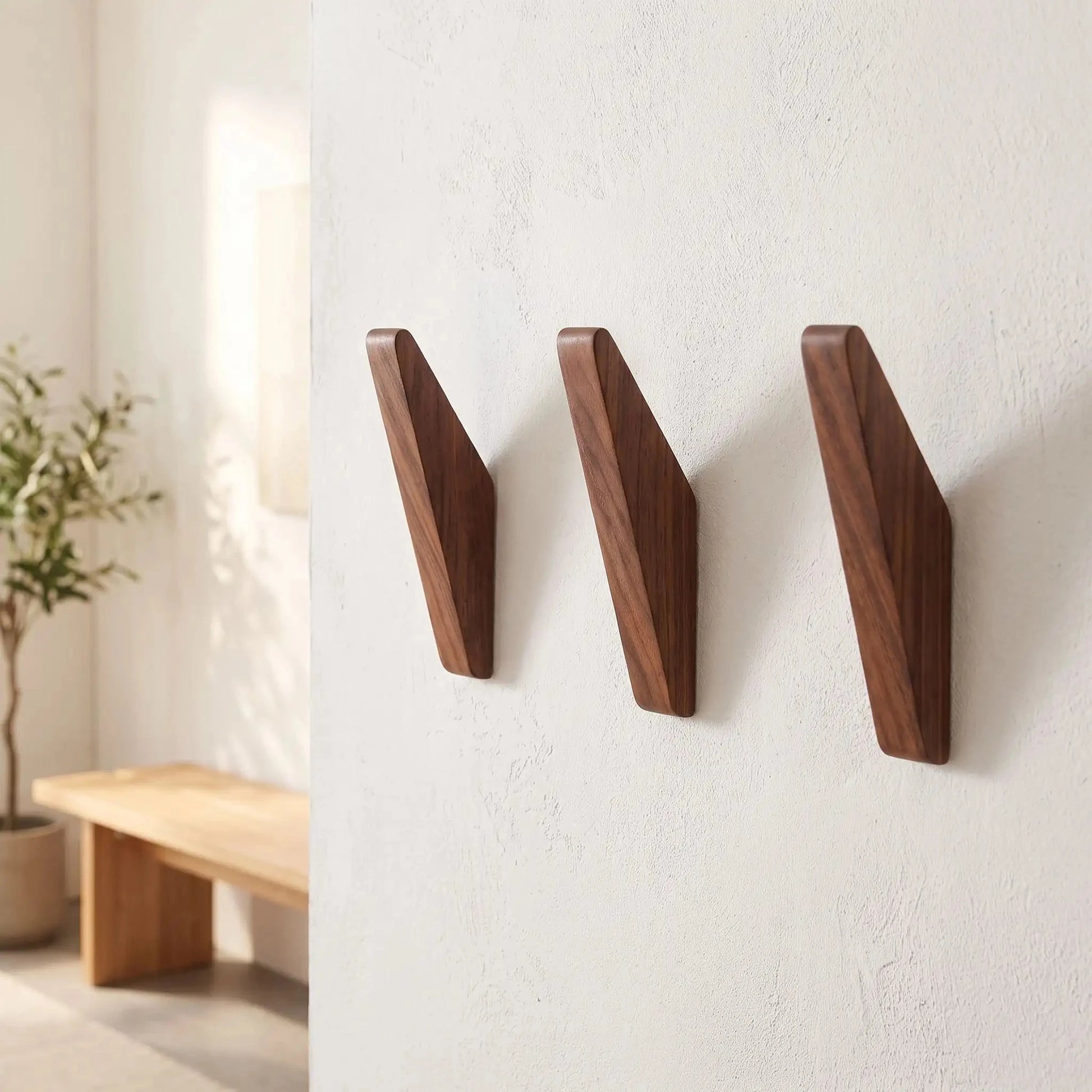 lot de 3 patères bois angulaires en noyer noir pour organiser manteaux et accessoires