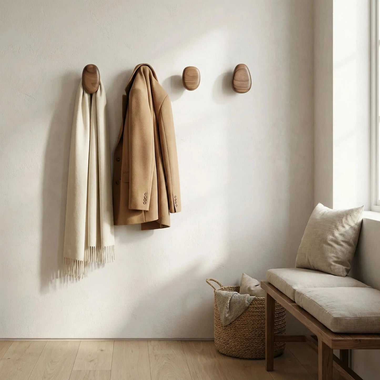 Patères en bois massif au style scandinave, lot de 4, utilisées pour suspendre manteau et écharpe dans une entrée naturelle et lumineuse.