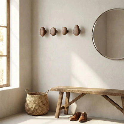 Patere bois massif style scandinave lot de 4, installées au mur pour un rangement épuré dans une entrée moderne.