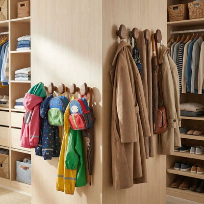 Patere bois massif style scandinave lot de 4, utilisées pour organiser manteaux enfants dans une entrée familiale