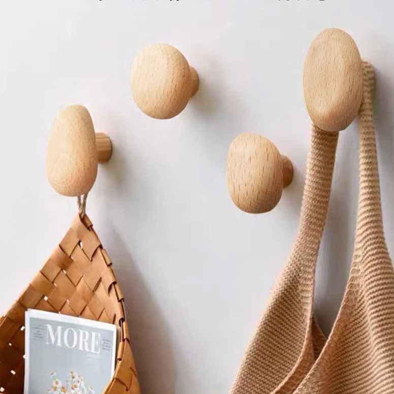 Patere bois massif style scandinave lot de 4 utilisees pour suspendre panier et sac dans une entrée naturelle et epuree. 