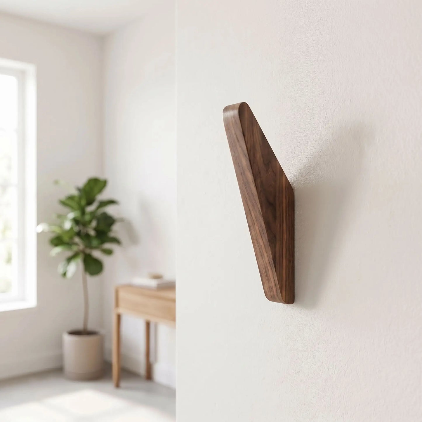 Patère bois SKOG™ angulaire en noyer massif avec fixation invisible, 1 unité