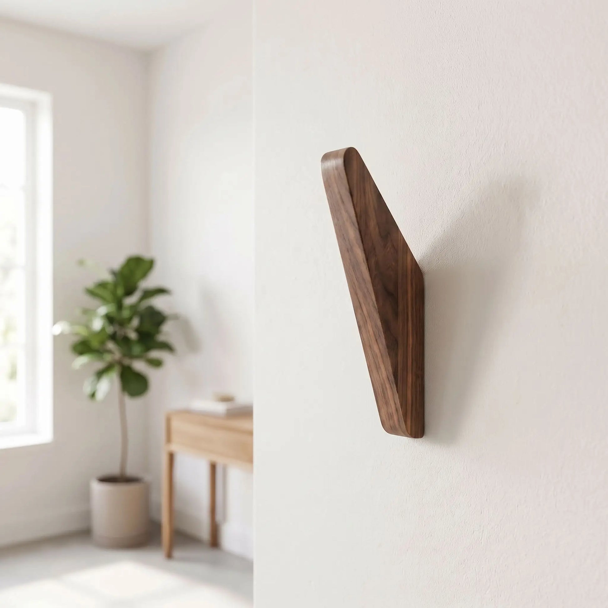 Patère bois SKOG™ angulaire en noyer massif avec fixation invisible, 1 unité