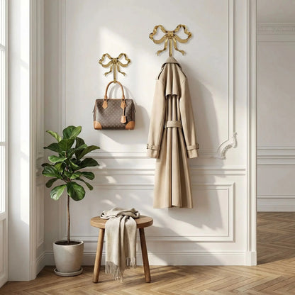 patères dorees design ruban décoratives avec manteau et sac dans un décor raffiné