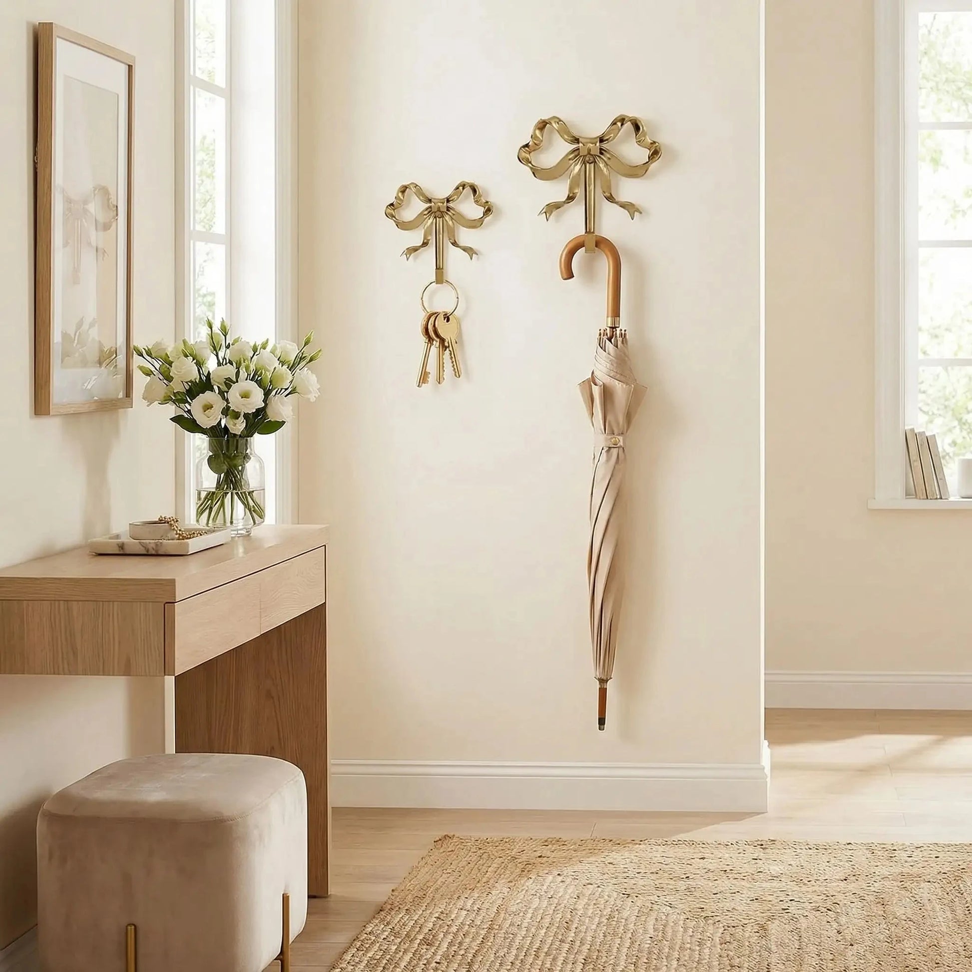 pateres dorées design ruban décoratives avec clés et parapluie dans une entrée élégante