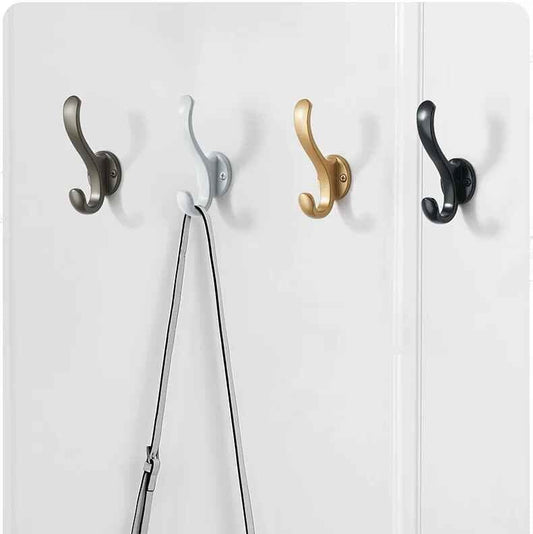 patère double crochet aluminium en plusieurs coloris dans une entrée moderne