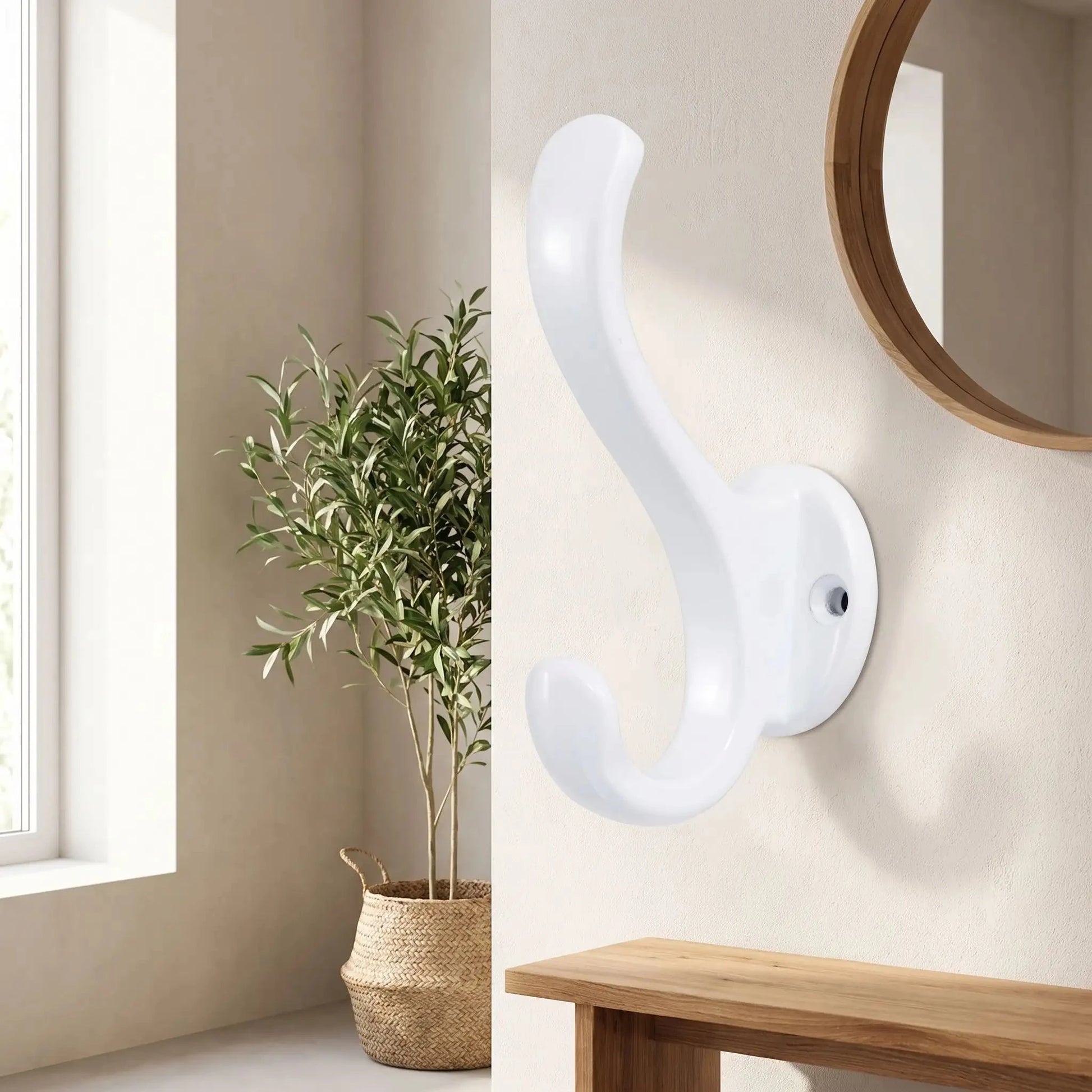 patère double crochet aluminium blanc fixée au mur dans un décor lumineux