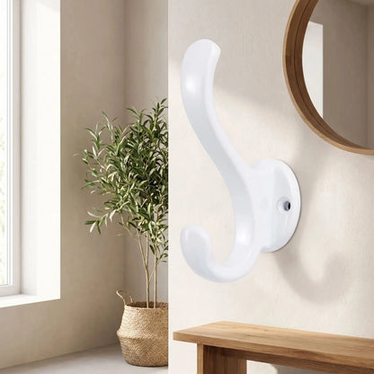 patère double crochet aluminium blanc fixée au mur dans un décor lumineux