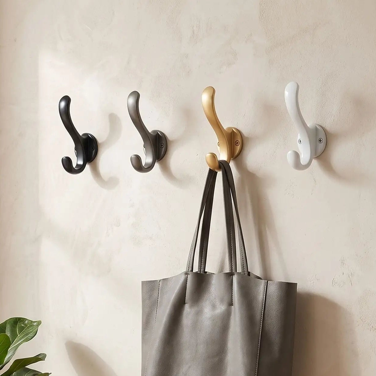 Patère double crochet en aluminium LYKKE™ au style moderne, vue rapprochée