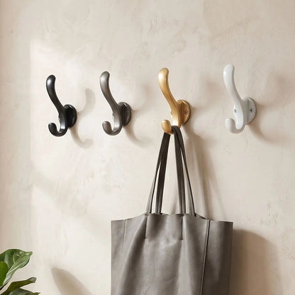 Patère double crochet en aluminium LYKKE™ au style moderne, vue rapprochée