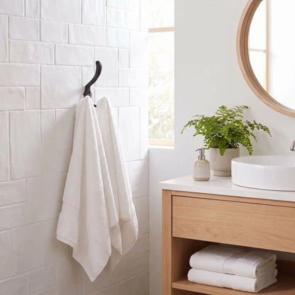 Patère murale LYKKE™ triple crochet en métal noir, design élégant dans une salle de bain
