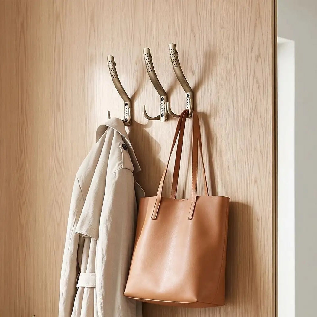 Patère LYKKE en zinc élégant dans une belle entrée scandinave