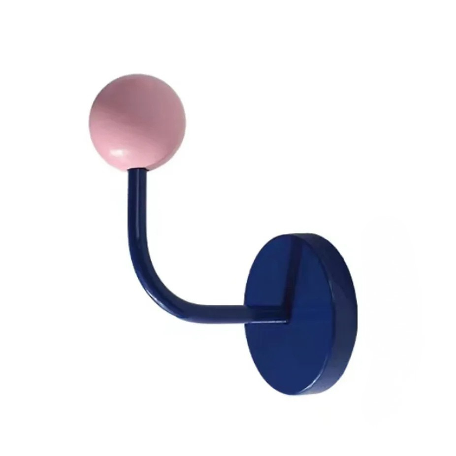 Patere magnétique sans perçage design coloré bleu avec boule rose pour organiser serviette et petits objets du quotidien