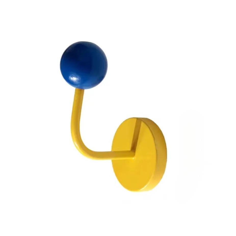 Patere magnetique sans perçage design coloré jaune avec boule bleue pour accrocher linge ou accessoires sur meuble clair
