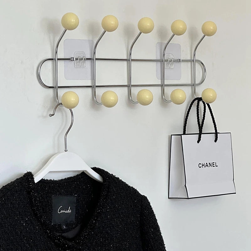 Patère porte-manteau murale design, modèle 5 crochets beiges, style moderne et épuré pour une entrée organisée.