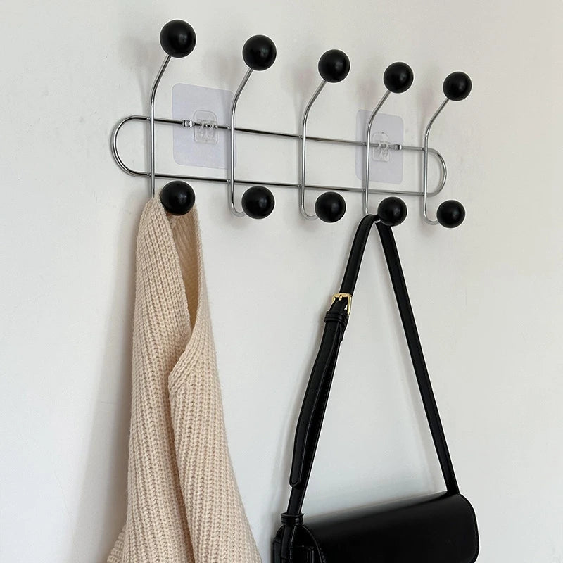Patère porte-manteau murale design, modèle 5 crochets noirs, style industriel et vintage pour une entrée moderne.