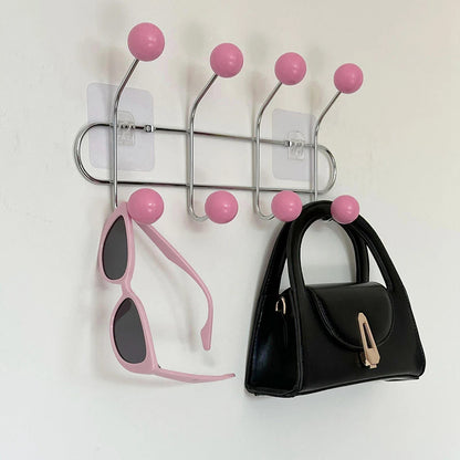 Patère porte-manteau murale design, modèle 4 crochets roses, style moderne et élégant pour une entrée ou une chambre d'enfant.