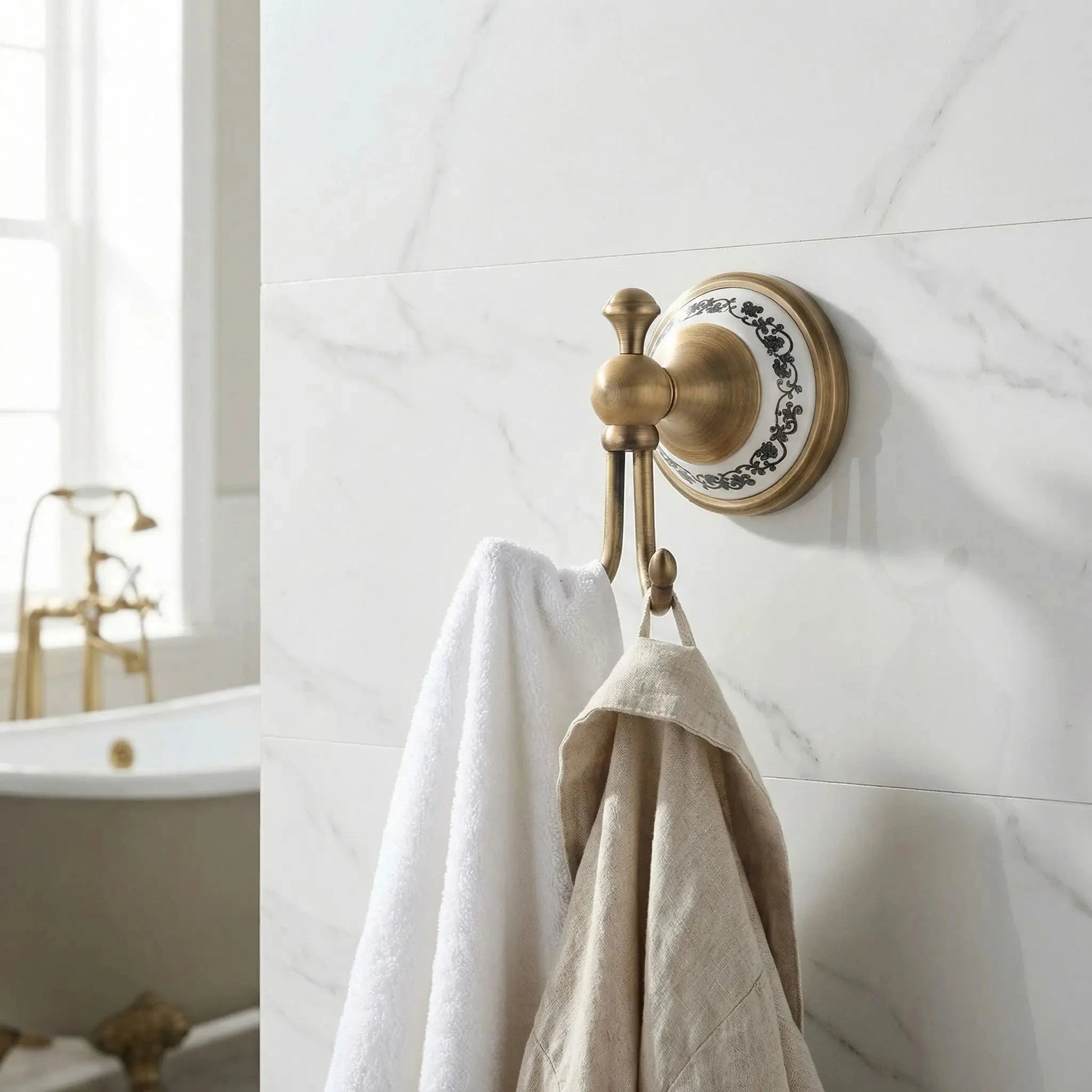 Patère victorienne double en laiton et céramique avec serviettes suspendues dans une salle de bain classique et apaisante