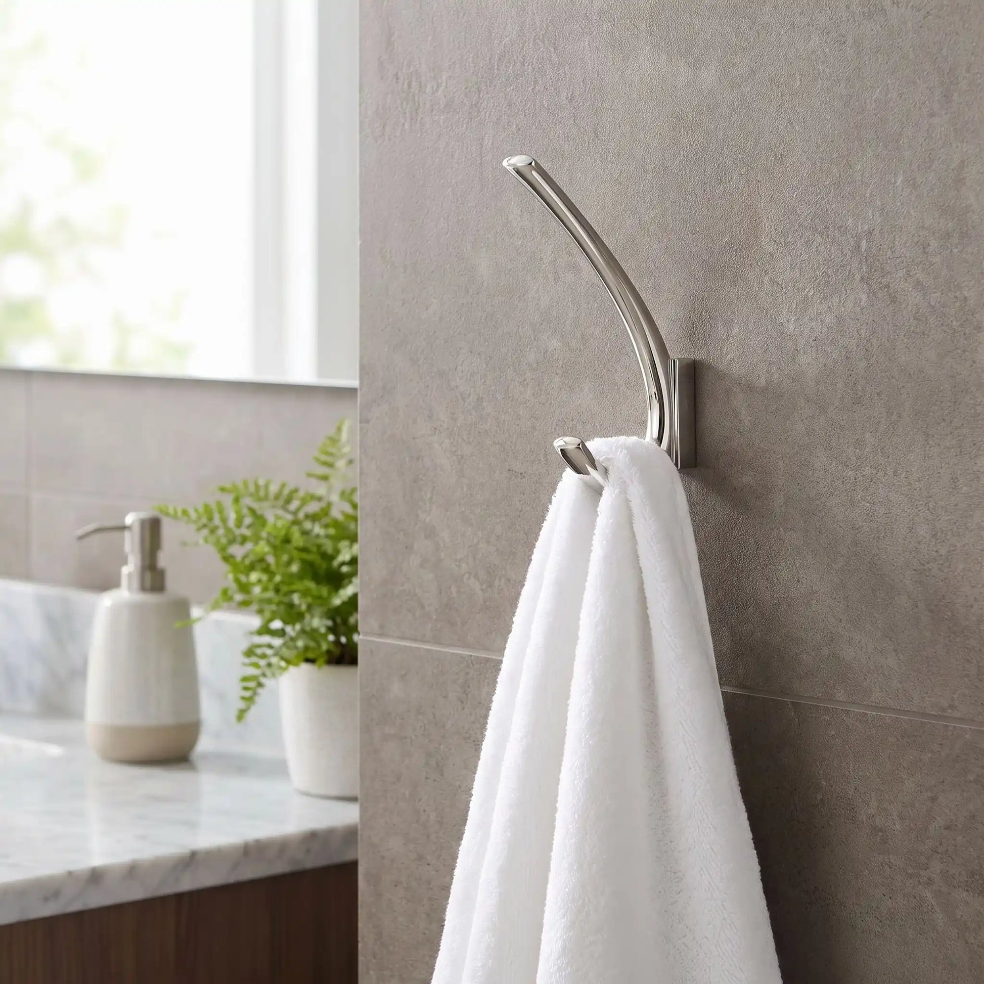 Patère murale LYKKE™ en alliage de zinc argenté, design minimaliste, 1 unité