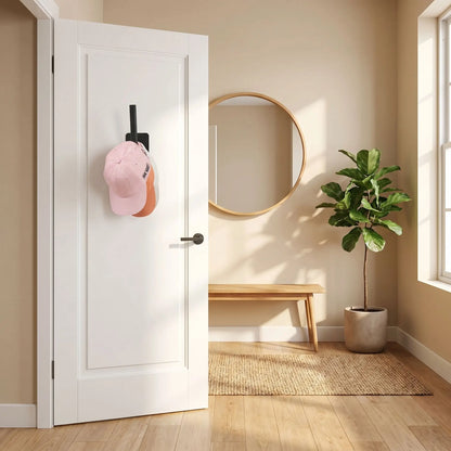crochet porte casquette noir installe sur une porte blanche de chambre