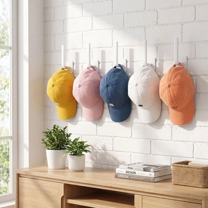 alignement de porte casquette mural blanc avec casquettes colorees suspendues