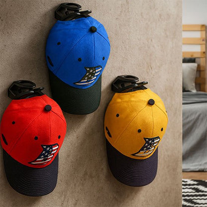Exposition murale de 3 casquettes de sport colorées avec le support invisible OrganizPro, idéal pour organiser une collection dans une chambre ou un dressing.