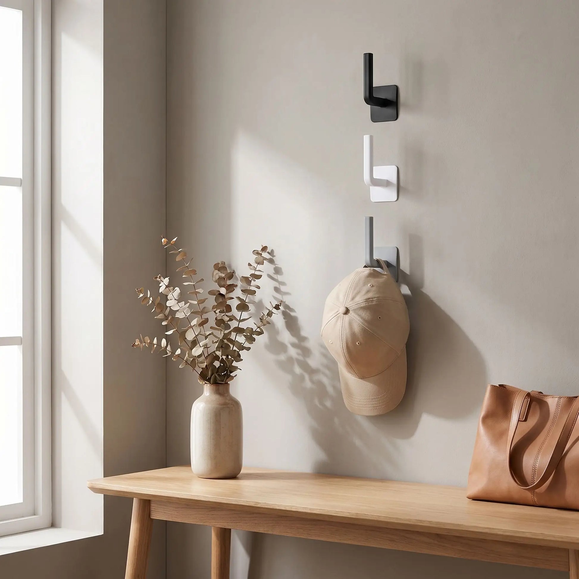 rangement porte casquette mural minimaliste au dessus d un meuble en bois