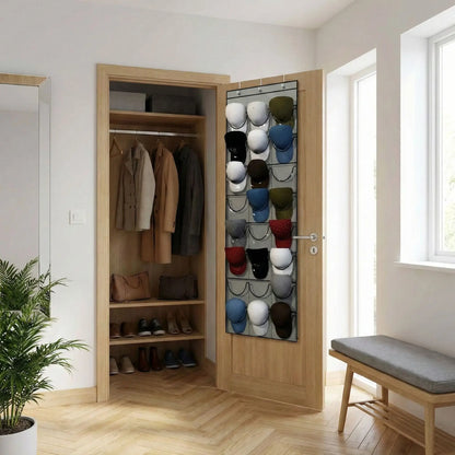 Porte casquette mural en tissu derrière la porte