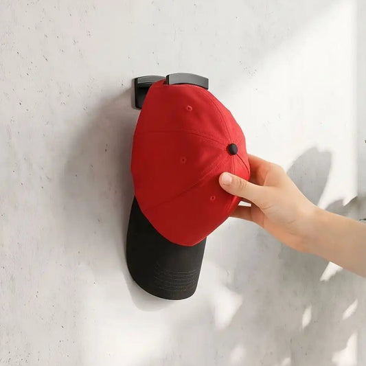 Porte‑casquette mural FJELL™ en silicone premium flexible et robuste installé pour illustrer la fixation murale