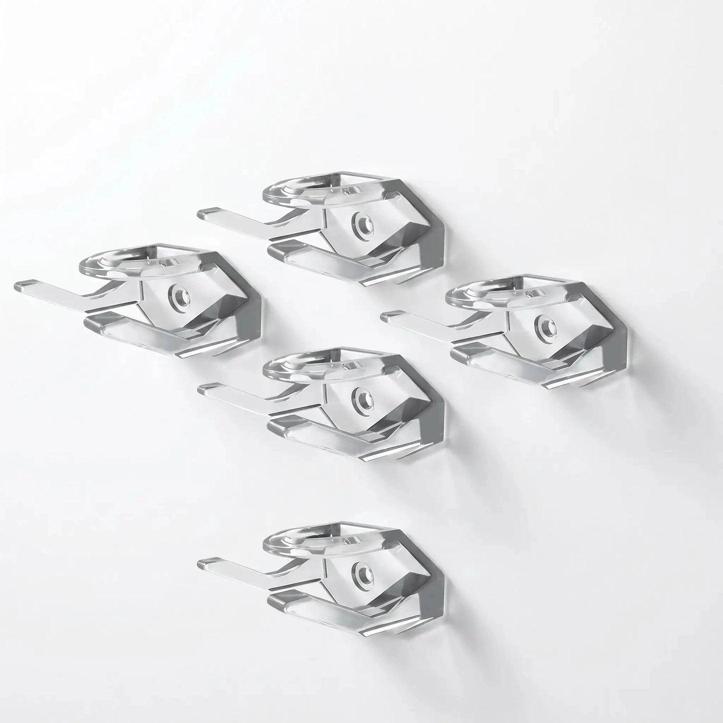 Crochets muraux métalliques alignés sur une surface blanche, design moderne et géométrique,cristal pur