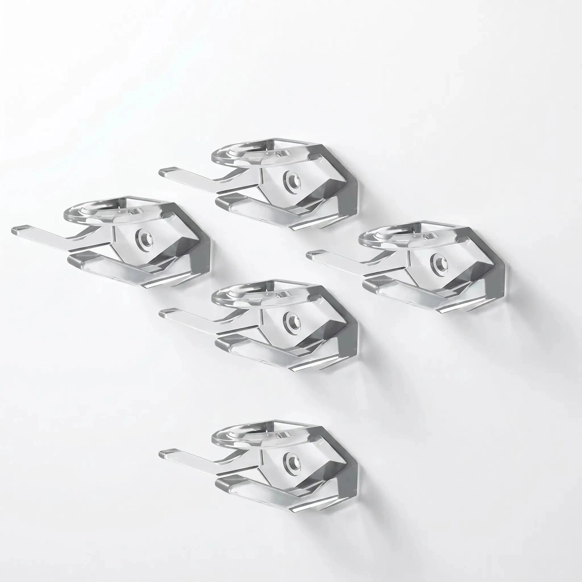 Crochets muraux métalliques alignés sur une surface blanche, design moderne et géométrique,cristal pur