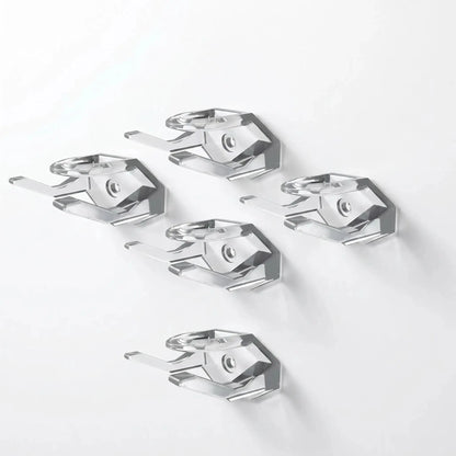 Crochets muraux métalliques alignés sur une surface blanche, design moderne et géométrique,cristal pur