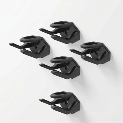 Crochets muraux noirs fixés sur un fond blanc, organisés en motif décalé, Noir Onyx