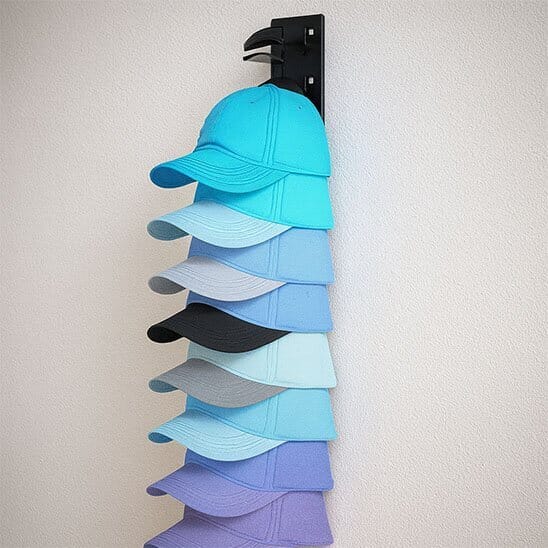 Rack mural vertical présentant des casquettes en dégradé de couleurs sur mur texturé clair.signature 